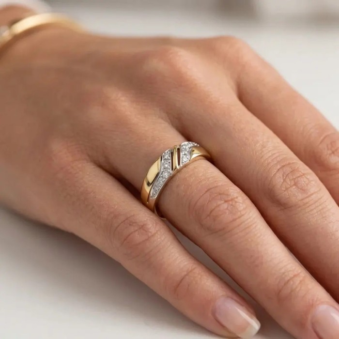 Two-Tone Cross Band Ring in 18kt Gold and 0.15ct Diamonds 2