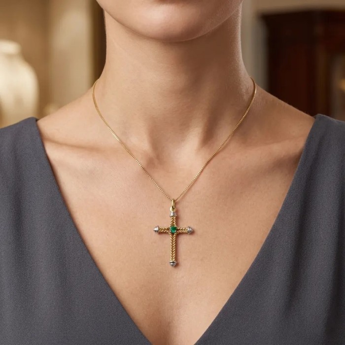 Collana con Croce "Faith & Light" in Oro Bicolore e Smeraldo 0,07 ct 2