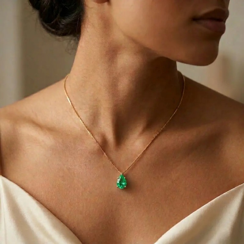 "Drop of Nature" Pendant Necklace in 18kt Yellow Gold and 1.85ct Emerald