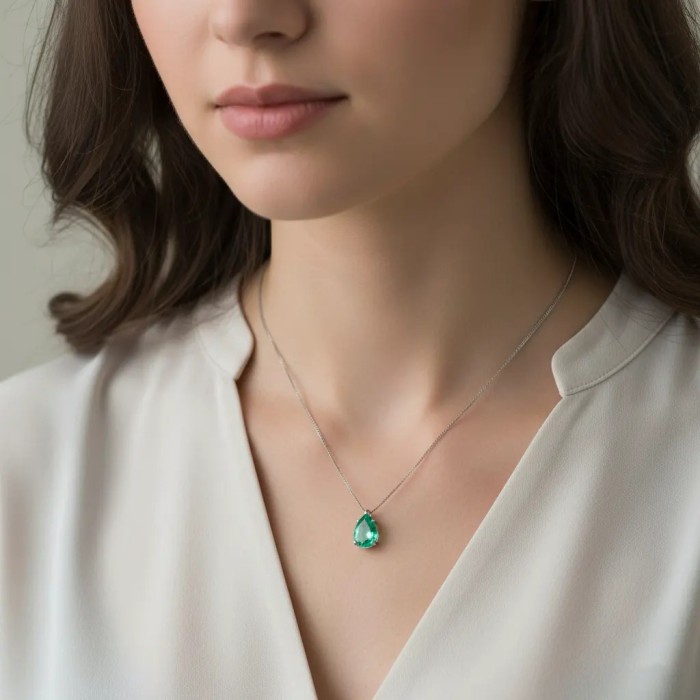 "Royal Drop" Necklace in 18kt White Gold with 2.40 ct Drop-Shaped Emerald 2