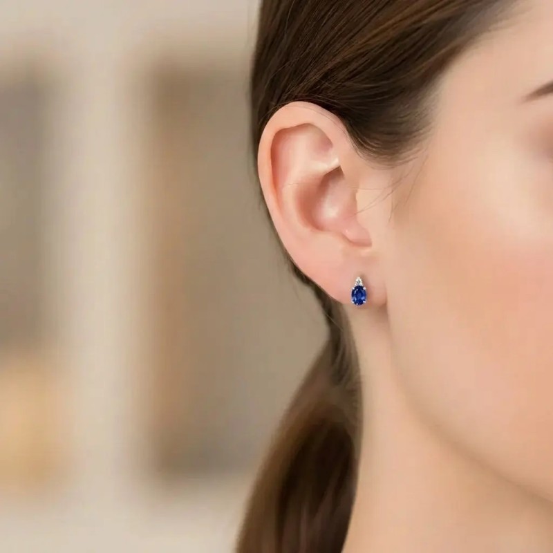 Pendientes de oro blanco de 18 quilates con zafiros ovalados y diamantes.