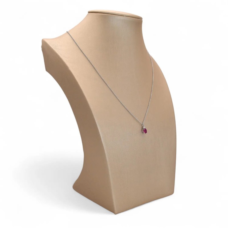 Collar con colgante de rubí y diamantes