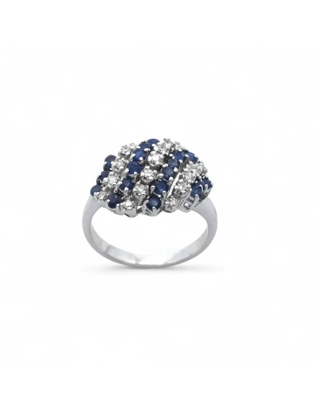 Anillo de oro blanco de 18 quilates con diseño "Royal Weave", adornado con zafiros y diamantes.