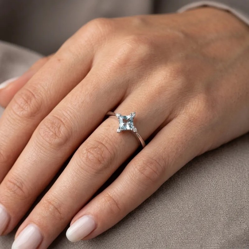 Anello "Light Breeze" in Oro Bianco 18kt con Acquamarina Princess e Diamanti