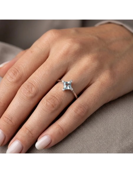 Anello "Light Breeze" in Oro Bianco 18kt con Acquamarina Princess e Diamanti