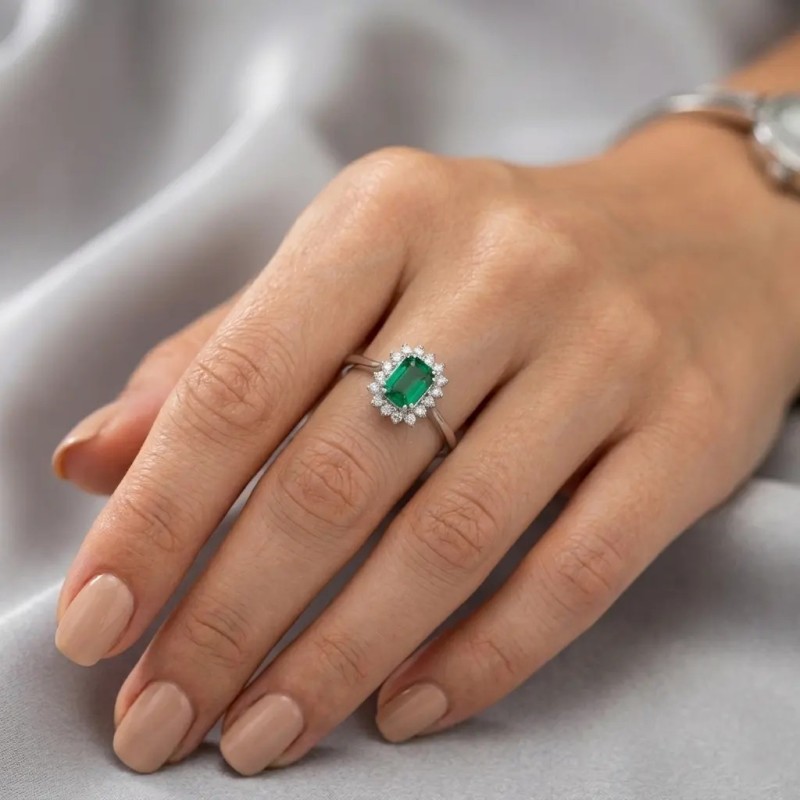 18kt White Gold Ring with Emerald and Diamonds