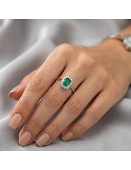 Anillo de oro blanco de 18 quilates con esmeralda y diamantes.