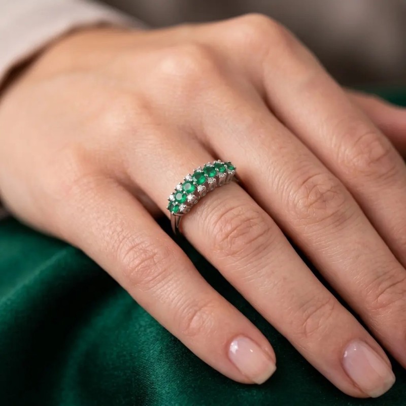 Anillo de eternidad "Armonía Verde" en oro blanco de 18 quilates con esmeraldas y diamantes.