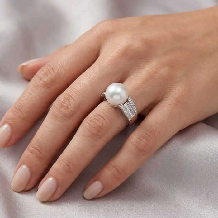 "Australian Empress" Ring in 18kt White Gold with Pearl and 0.58 ct Diamonds 2