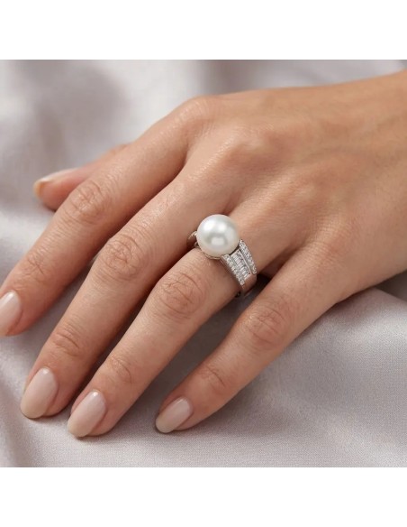 "Australian Empress" Ring in 18kt White Gold with Pearl and 0.58 ct Diamonds