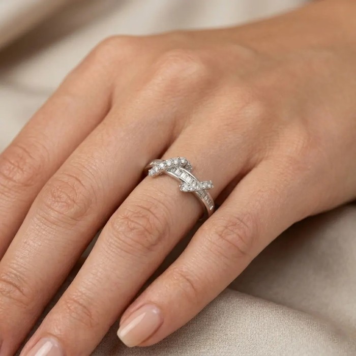 Ring „Leuchtendes Kreuz“ aus 18-karätigem Weißgold mit Baguette-Diamanten und 0,73 ct Brillanten 2