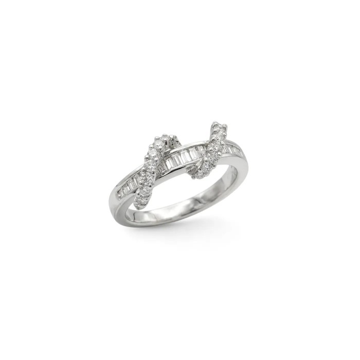"Shining Cross" Ring in 18kt White Gold with Baguette Diamonds and 0.73 ct Brilliant Cut Diamonds