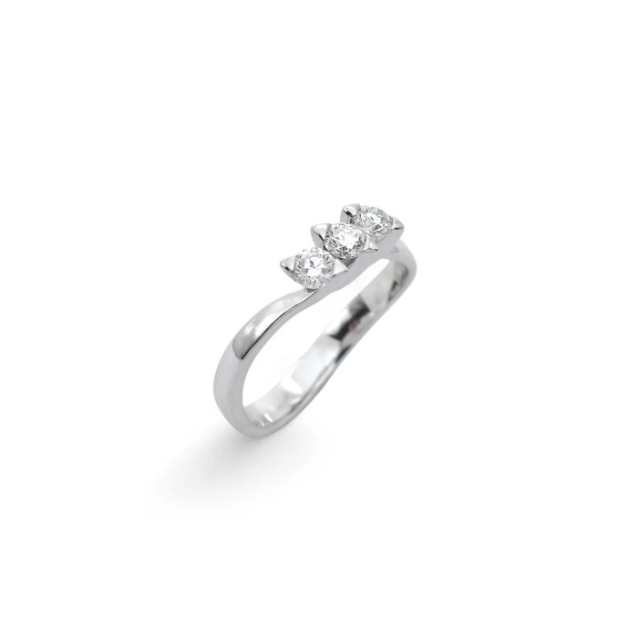 Anello Trilogy "Swirl of Love" in Oro Bianco 18kt con Diamanti 0,40 ct