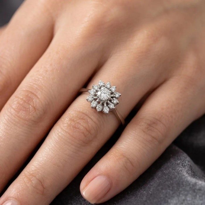 Anillo "Royal Bloom" en oro blanco de 18 quilates con roseta de diamantes de 0,23 ct. 2