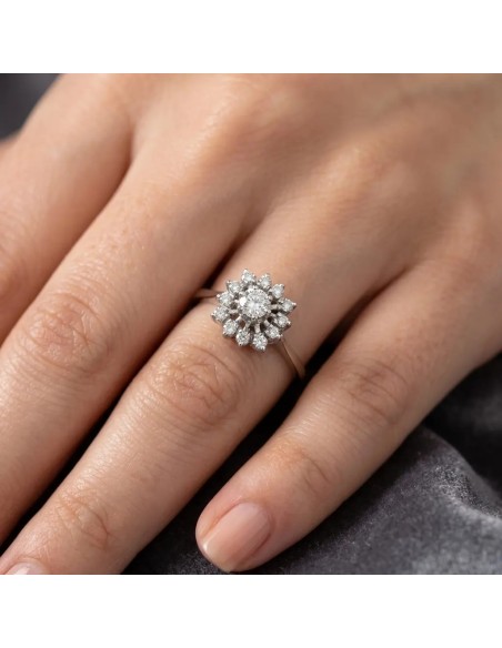 Anillo "Royal Bloom" en oro blanco de 18 quilates con roseta de diamantes de 0,23 ct.