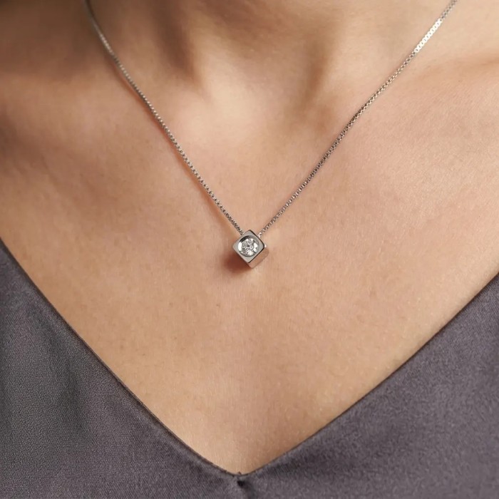 Halskette mit Anhänger „Essential Brilliance“ aus 18-karätigem Weißgold und 0,02 ct Diamanten 2