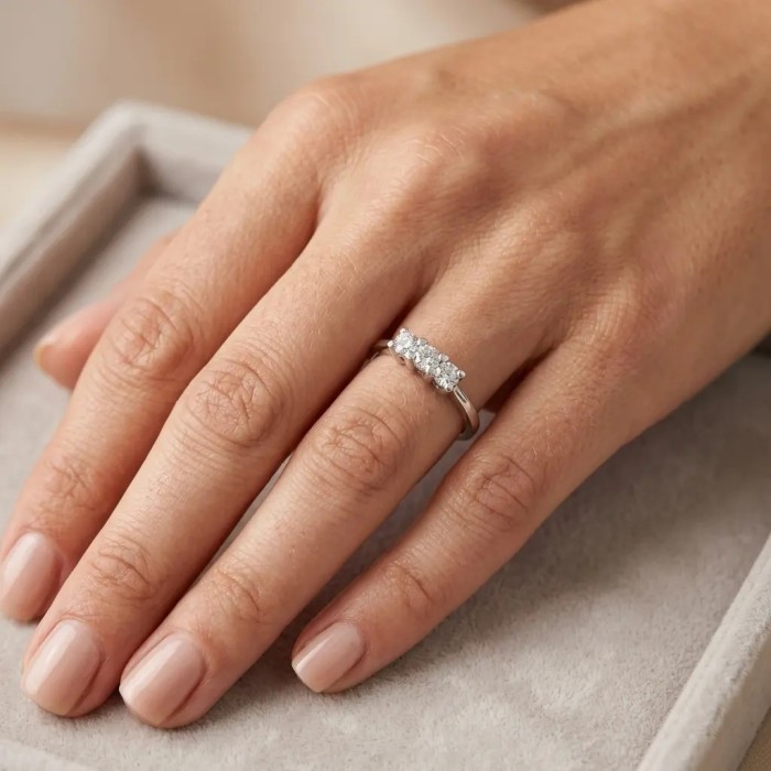 Anillo trilogía "Eterno" en oro blanco de 18 quilates con diamantes de 0,21 ct. 2