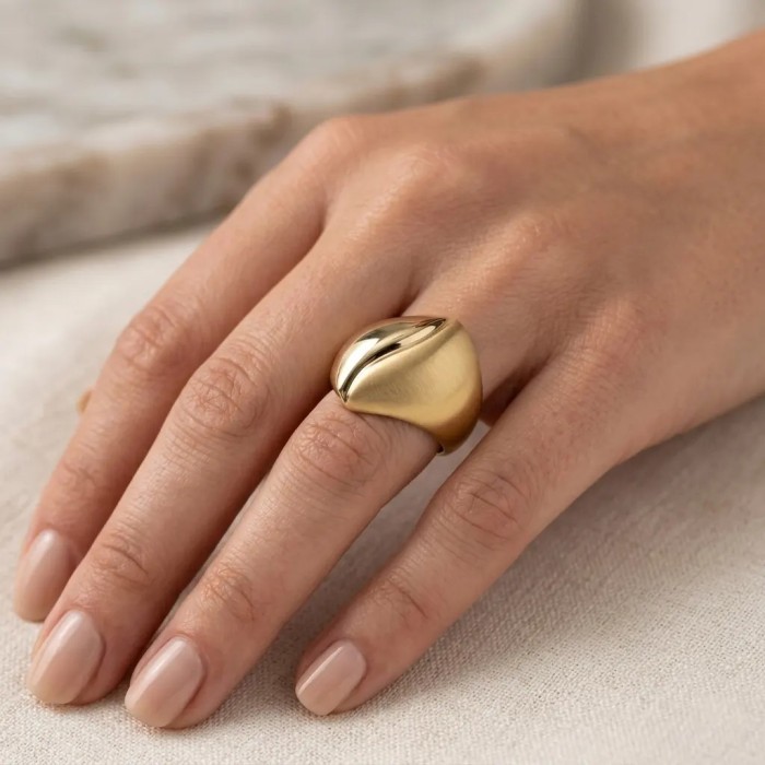 Skulpturaler Ring „Texturkontrast“ aus 18-karätigem Gelbgold – satiniertes und poliertes Finish 2