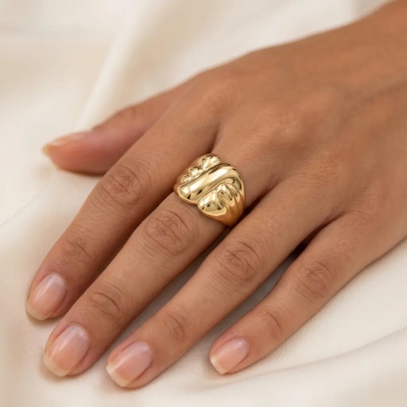 Anillo de oro amarillo de 18 quilates con banda abovedada "Ribbon Wave".
