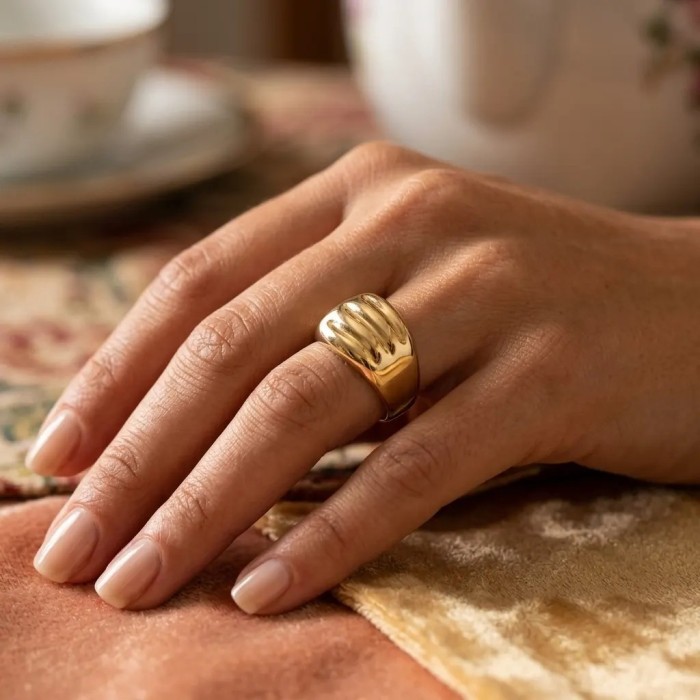 Anello Fascia "Ribbed Elegance" in Oro Giallo 18kt 2