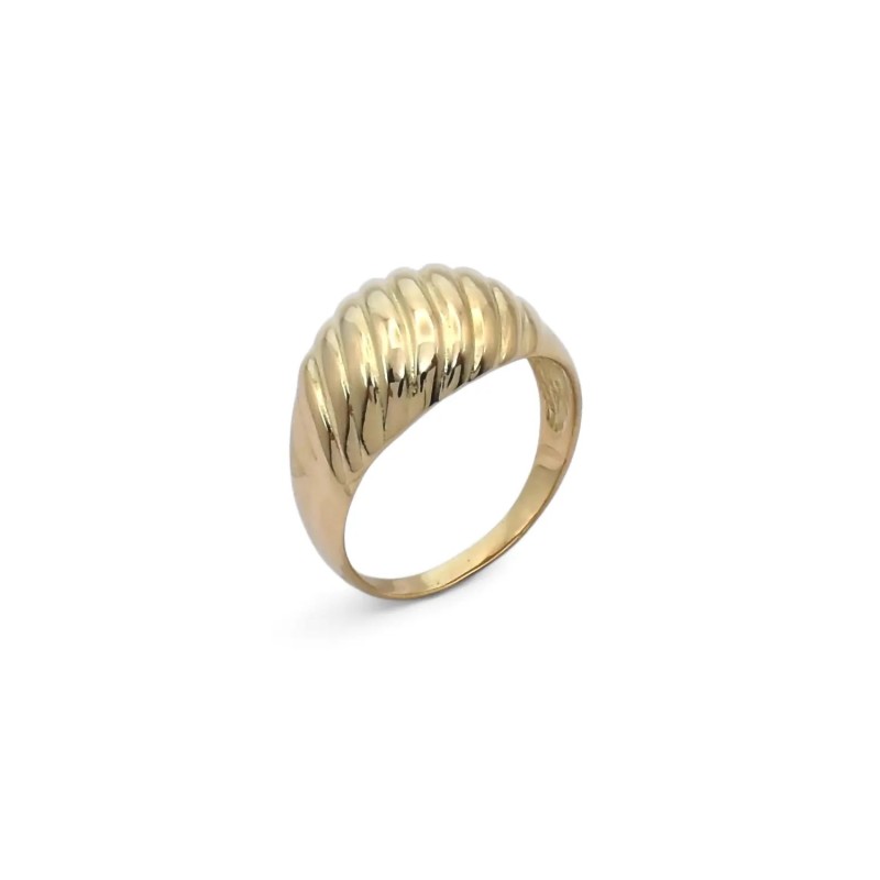 Anillo con diseño de ondas sinuosas en oro amarillo de 18 quilates.
