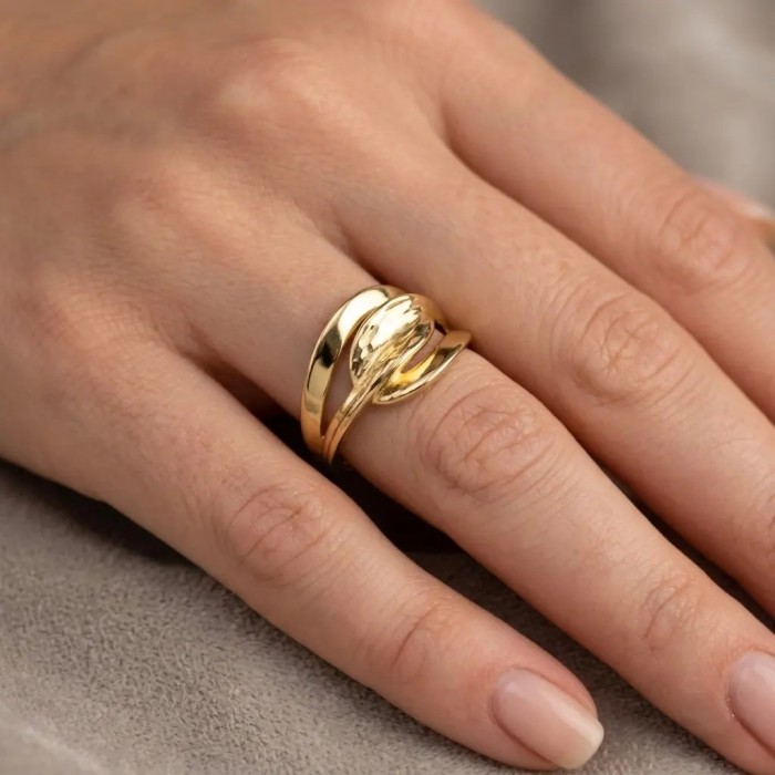 Anillo "Gota de Luz" en oro amarillo de 18 quilates. 2