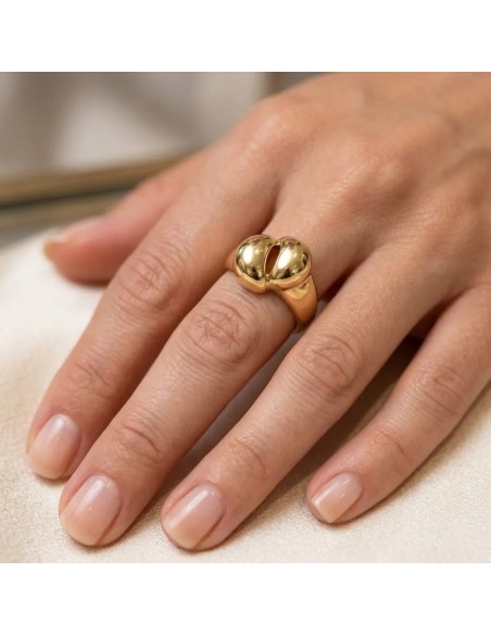 Anillo estilo "Tubogas" en oro amarillo de 18 quilates.