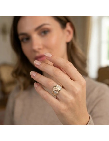 "Tricolore Bouquet" Ring in 18kt Gold with Ornamental Chiseling