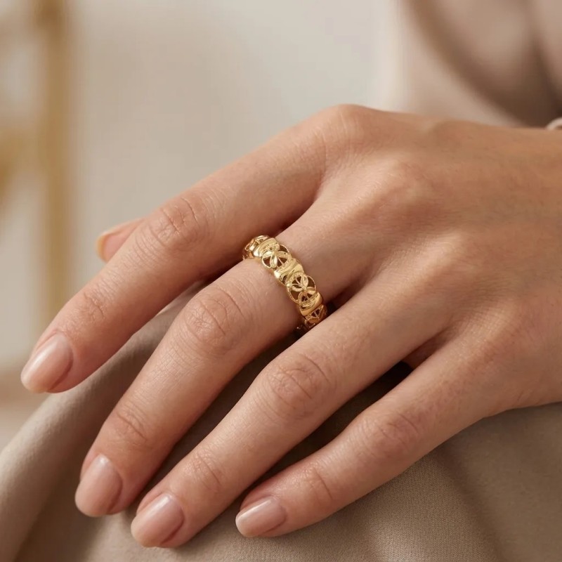 Anillo "Guirnalda Romántica" en oro amarillo de 18 quilates.
