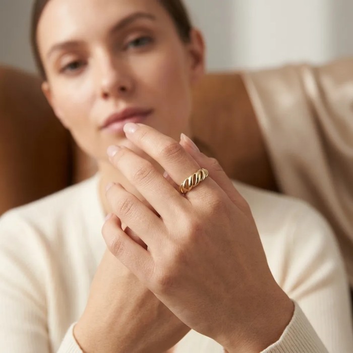 „Twist Glow“-Ring aus 18-karätigem Gelbgold 2