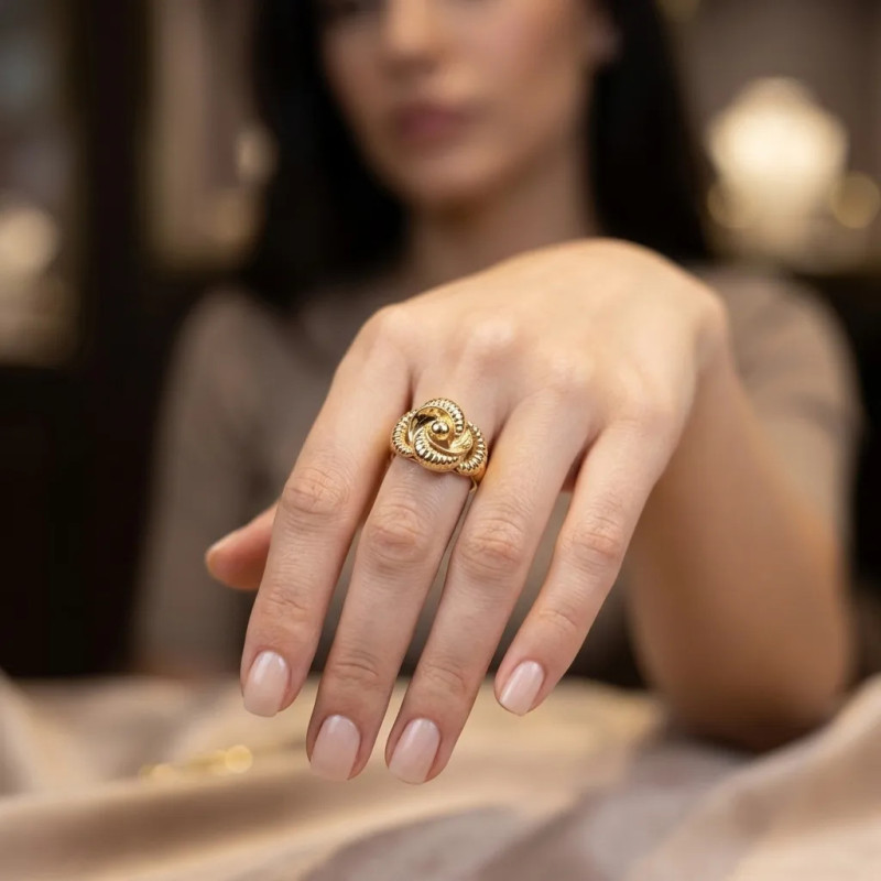 Anillo "Vórtice Escultórico" en oro amarillo de 18 quilates