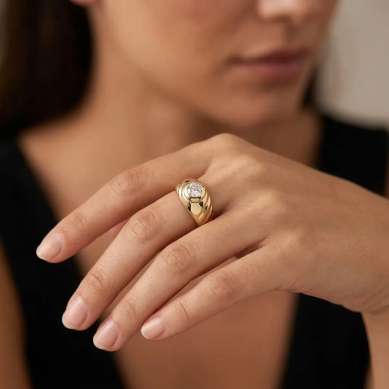 Anillo "Solaris" en oro amarillo de 18 quilates y circonita.
