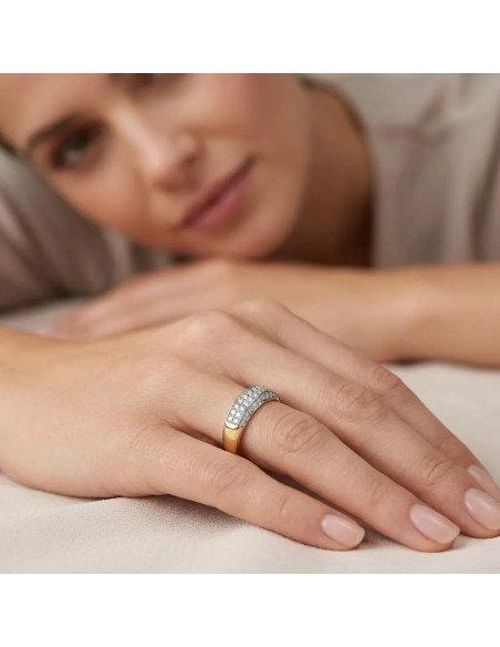 Anillo de dos tonos con pavé de circonitas