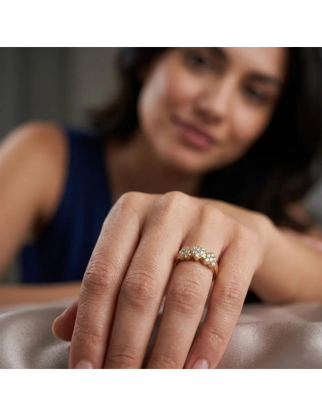 Anillo de oro amarillo con tres corazones y circonitas pavé de 2,8 g.