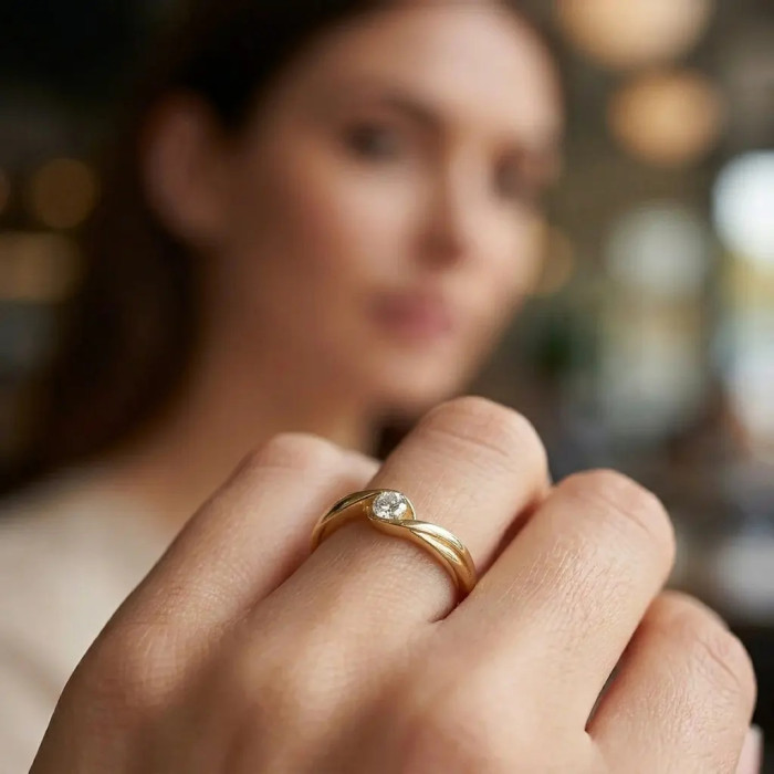 Sinuous Solitaire Ring in Yellow Gold 1.60 gr 2