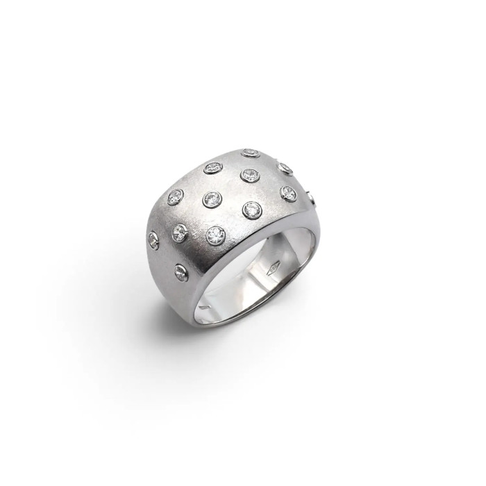 Anillo de oro blanco con diamantes y circonitas de 8,1 gramos.