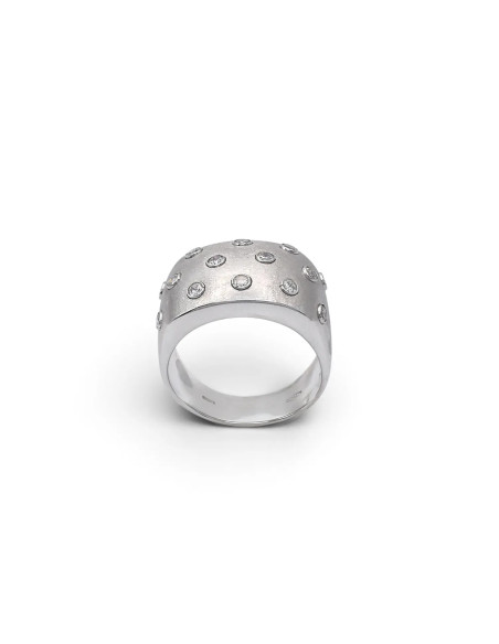 Anillo de oro blanco con diamantes y circonitas de 8,1 gramos.
