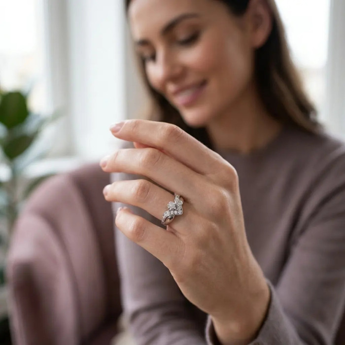 Anillo de oro blanco con diseño en V y circonita de 4,3 g. 2