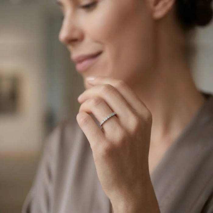 Anillo de eternidad de oro blanco con circonita continua de 2,5 g 2