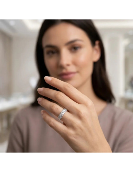 Schmaler Weißgoldring mit 1,8 g Zirkonia-Pavé