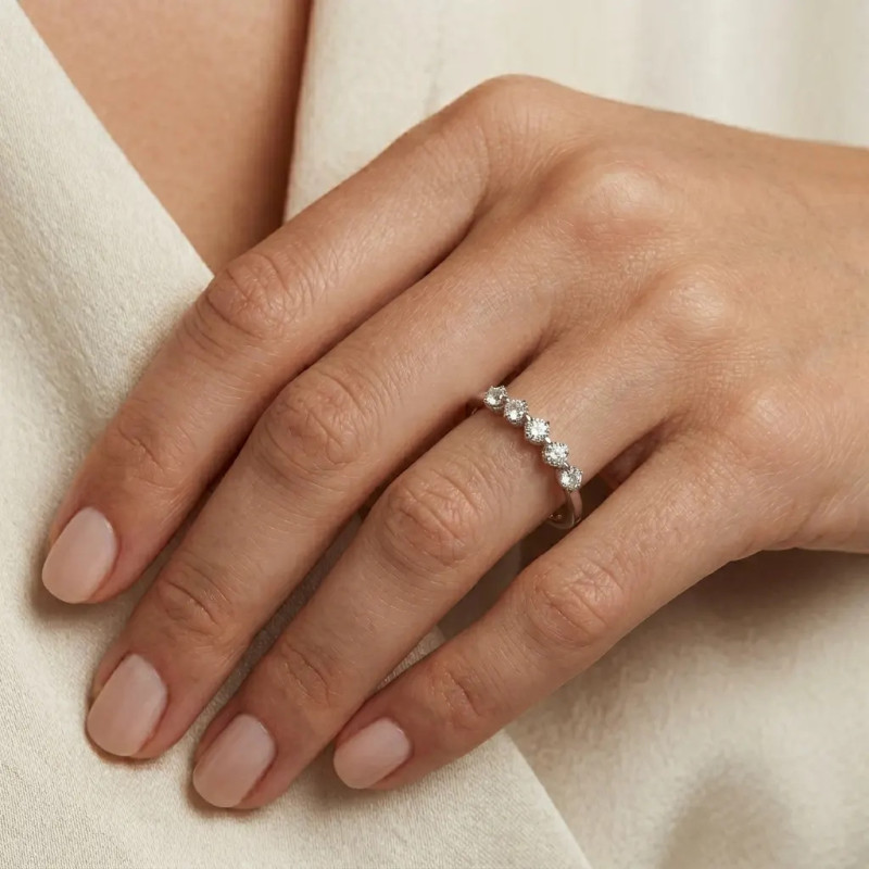 Anillo de eternidad de oro blanco con 5 piedras engastadas en un bisel con forma, 1,8 g