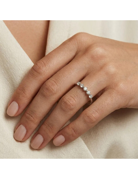 Anillo de eternidad de oro blanco con 5 piedras engastadas en un bisel con forma, 1,8 g