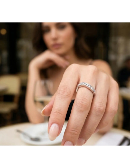 Anillo de banda sinuosa en oro blanco con circonita 4,5 g