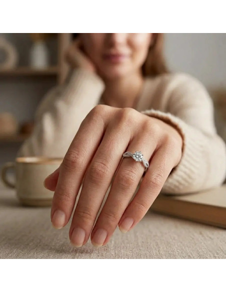 Solitärring aus Weißgold mit geflochtener Ringschiene und 2,4 g Zirkonia