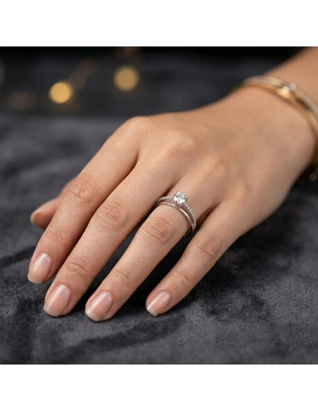 Anillo solitario de oro blanco con 6 garras y circonita de 2,5 g.