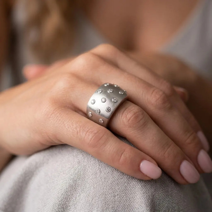 Anillo de oro blanco con diamantes y circonitas de 8,1 gramos. 2