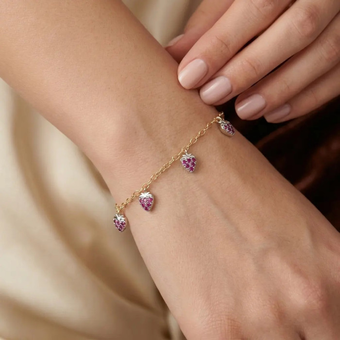 Armband aus 18-karätigem Gelbgold mit Erdbeeranhängern, Weißgold und roten Zirkonen, 19 cm