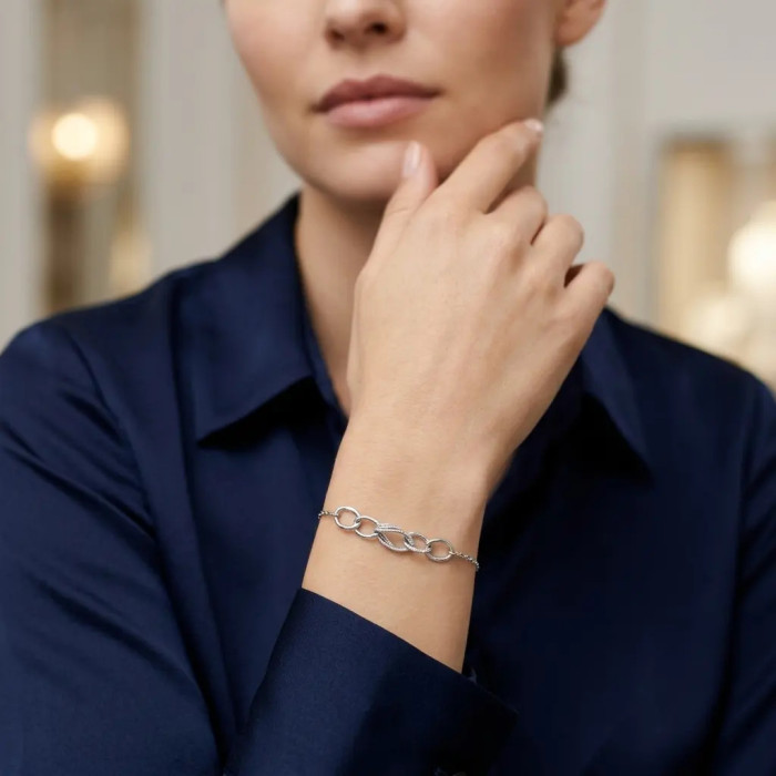 Pulsera de oro blanco de 18 quilates con elemento central ovalado y moleteado de 20 cm.