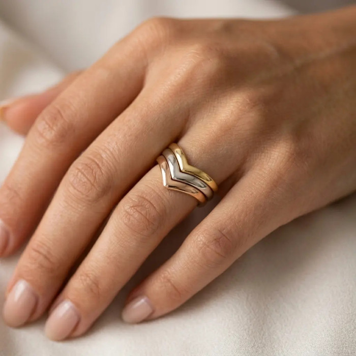 Ring mit V-förmigem Band aus 18-karätigem Gelb-, Weiß- und Roségold – 4,1 g 2
