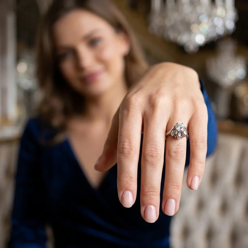 Anillo solitario de oro blanco de 18 quilates con circonita de cuatro garras - 5,5 g